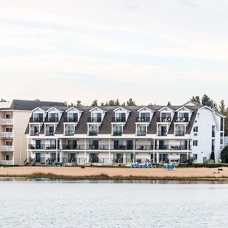 Quality Inn & Suites Mackinaw City Beachfront Exterior photo