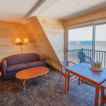 Quality Inn & Suites Mackinaw City Beachfront Exterior photo