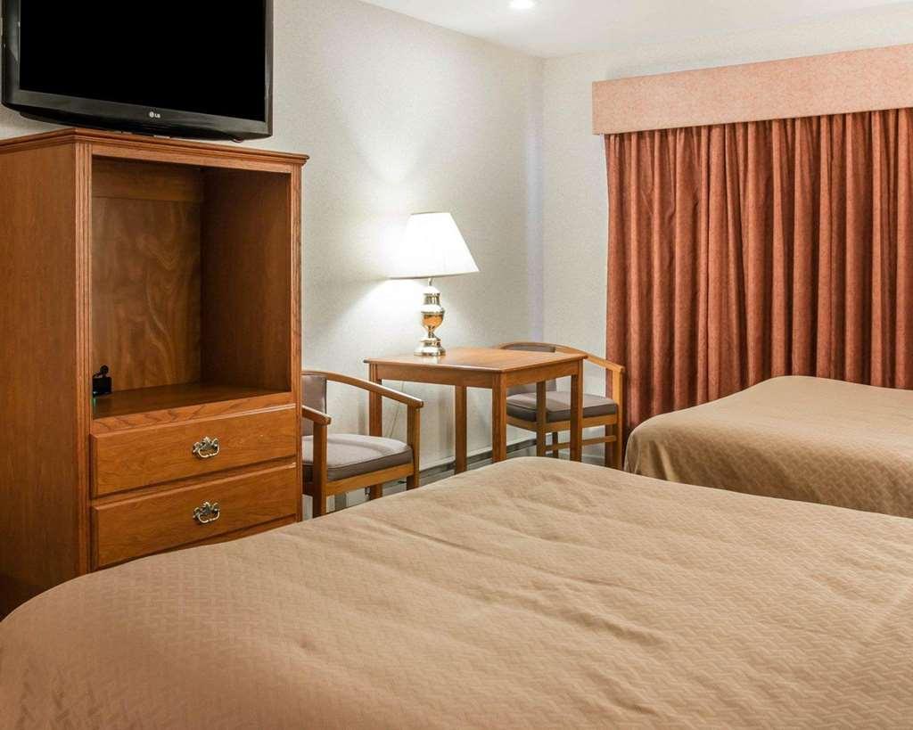 Quality Inn & Suites Mackinaw City Beachfront Room photo