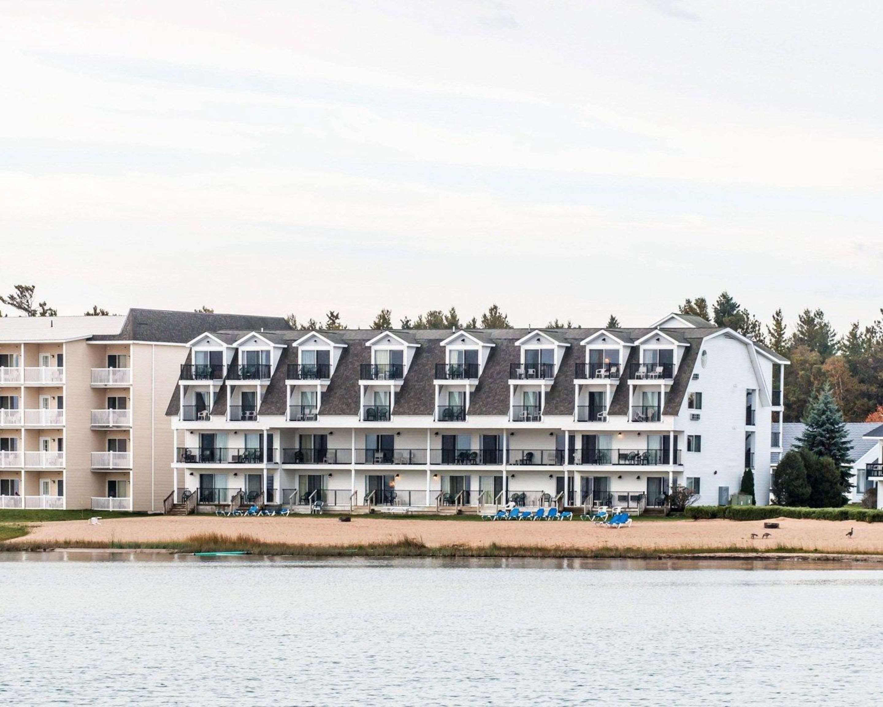 Quality Inn & Suites Mackinaw City Beachfront Exterior photo